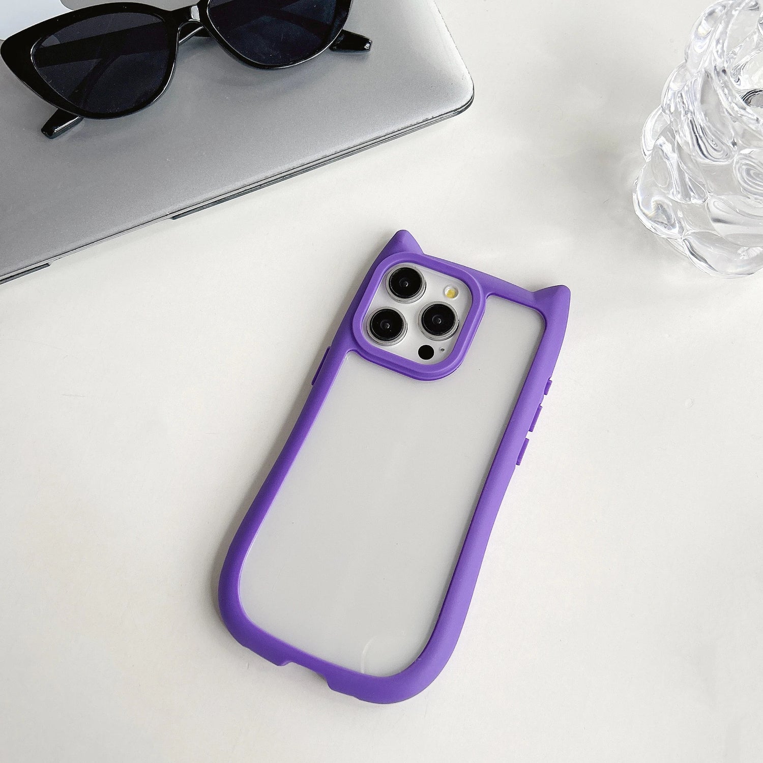 capa para iPhone com orelhas na cor roxo